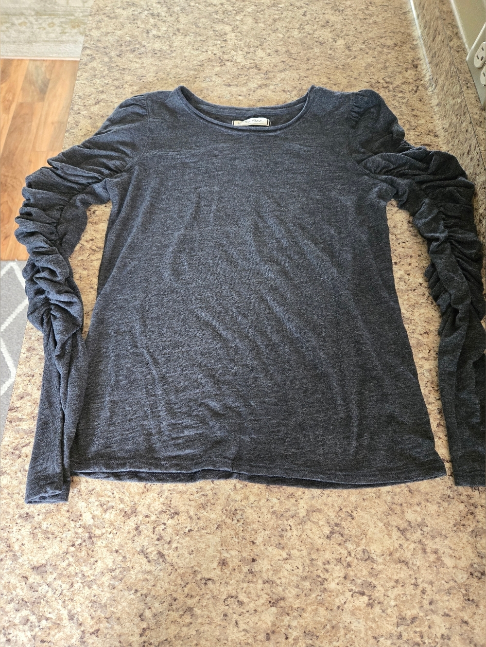 EUC FREE PEOPLE WE THE FREE RUCHED SLEEVE TOP, CHARCOAL COLOR. SIZE MEDIUM
